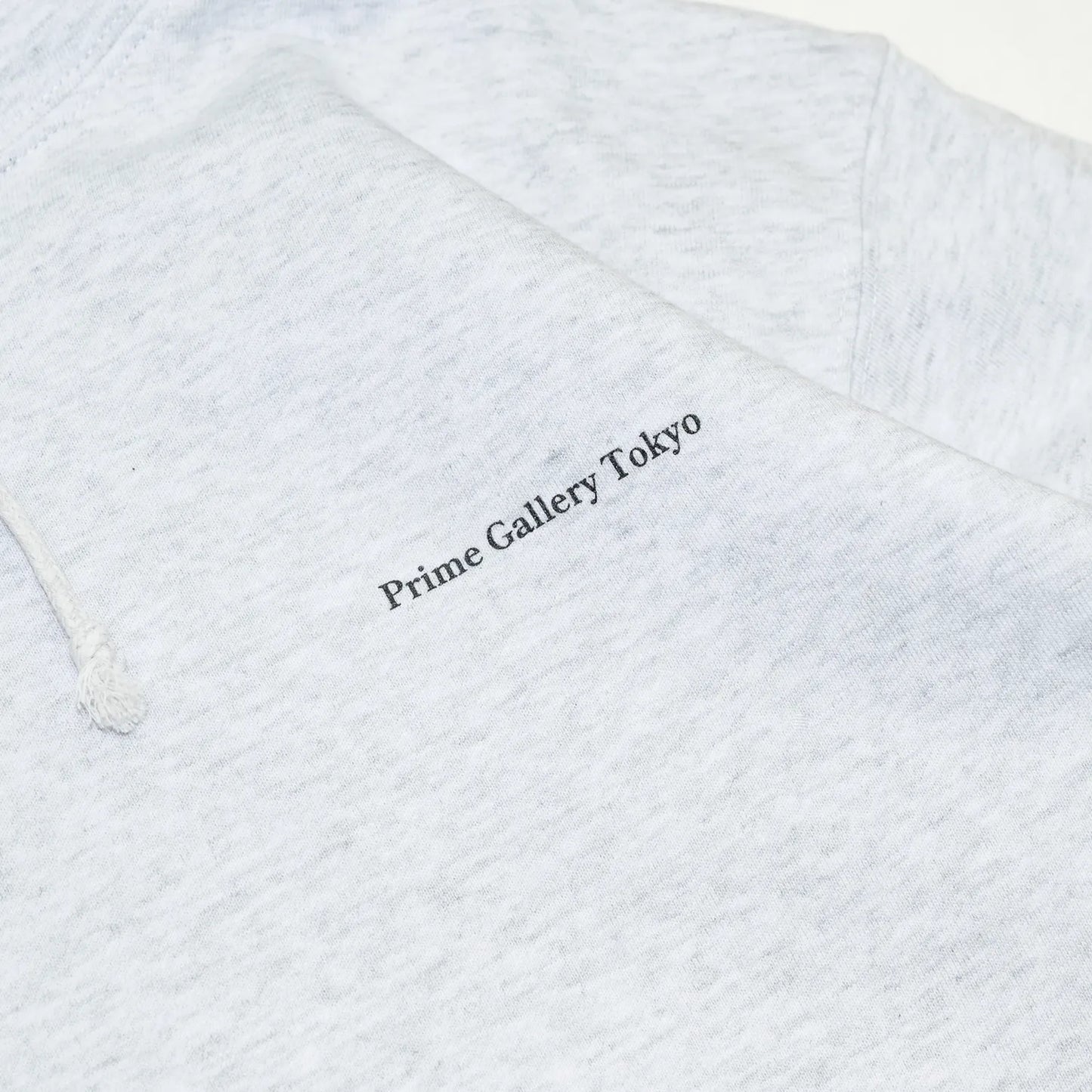 Primeのパーカー・フーディ「PRIME GALLERY BAR LOGO HOODY」のASHカラーの左胸のデザイン写真