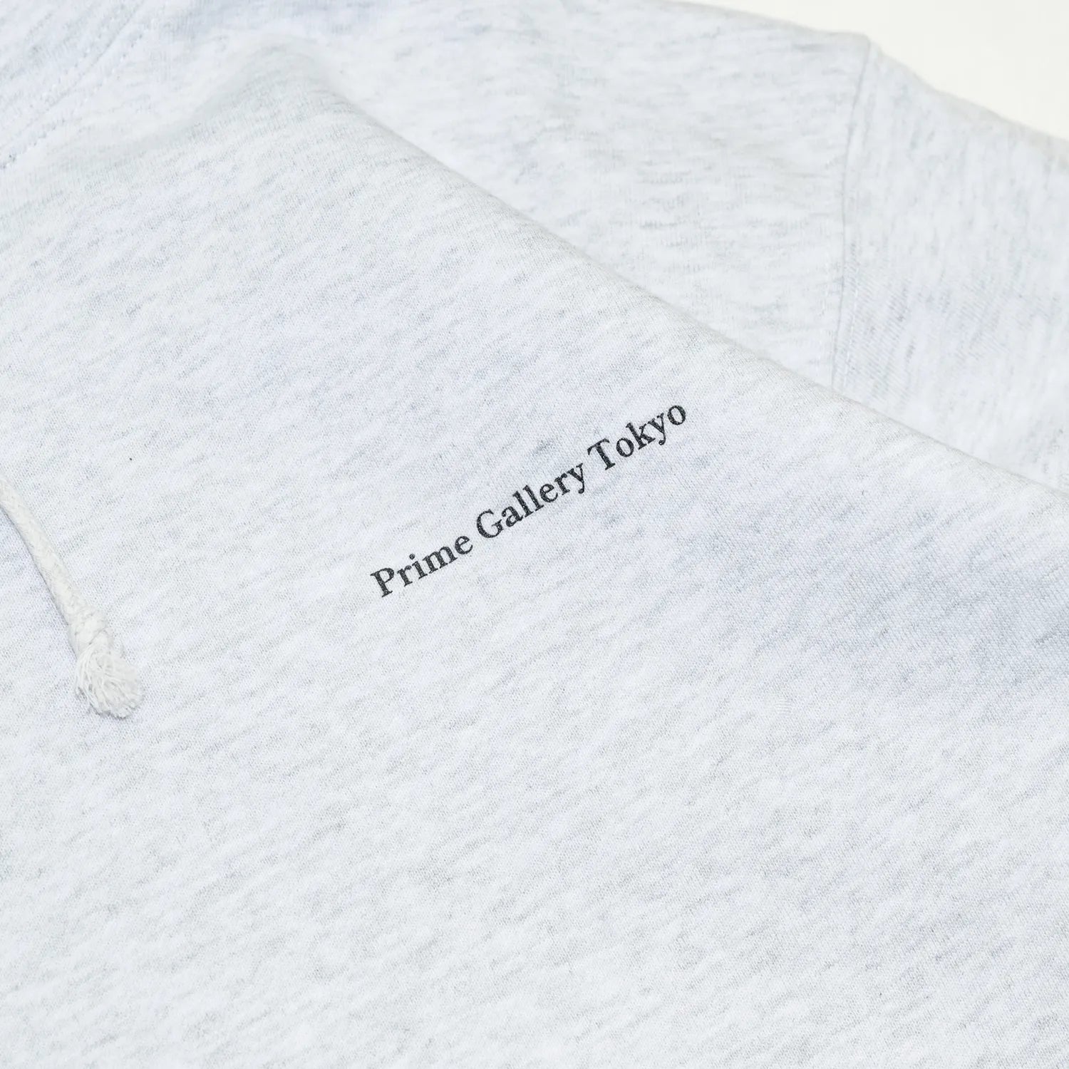 Primeのパーカー・フーディ「PRIME GALLERY BAR LOGO HOODY」のASHカラーの左胸のデザイン写真