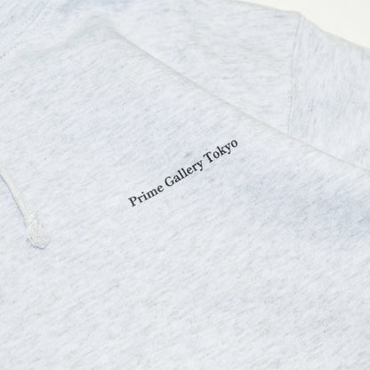 Primeのパーカー・フーディ「PRIME GALLERY BAR LOGO HOODY」のASHカラーの左胸のデザイン写真