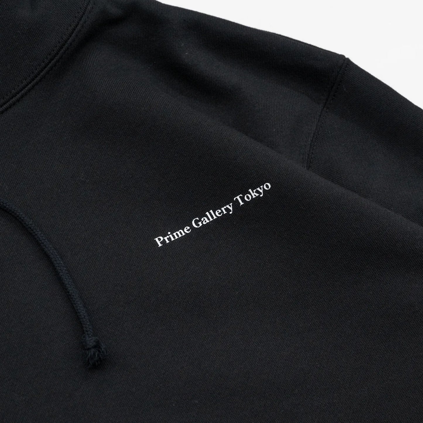Primeのパーカー・フーディ「PRIME GALLERY BAR LOGO HOODY」のBLACKカラーの左胸のデザイン写真