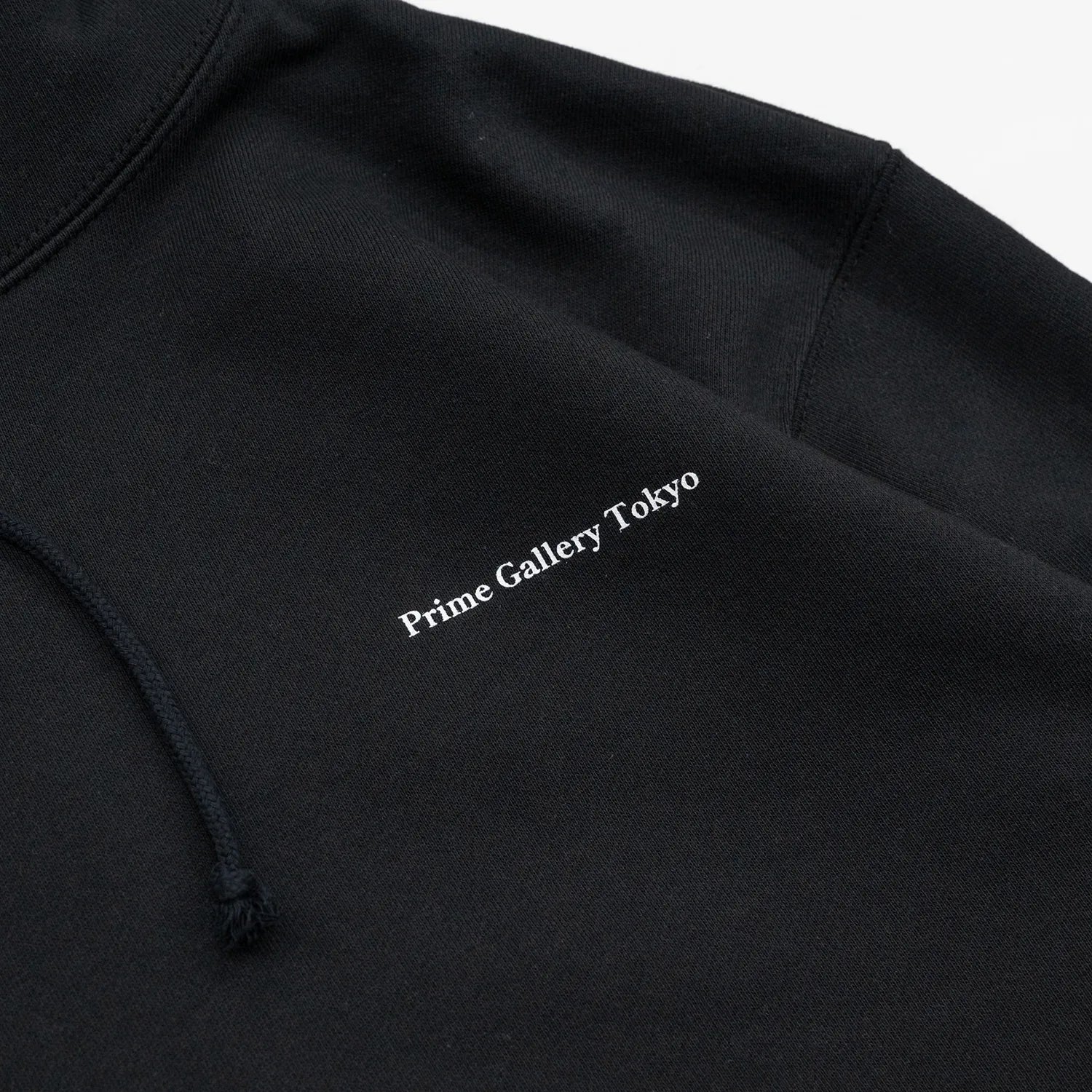Primeのパーカー・フーディ「PRIME GALLERY BAR LOGO HOODY」のBLACKカラーの左胸のデザイン写真