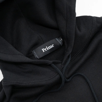 Primeのパーカー・フーディ「PRIME GALLERY BAR LOGO HOODY」のBLACKカラーの襟裏のブランドタグ
