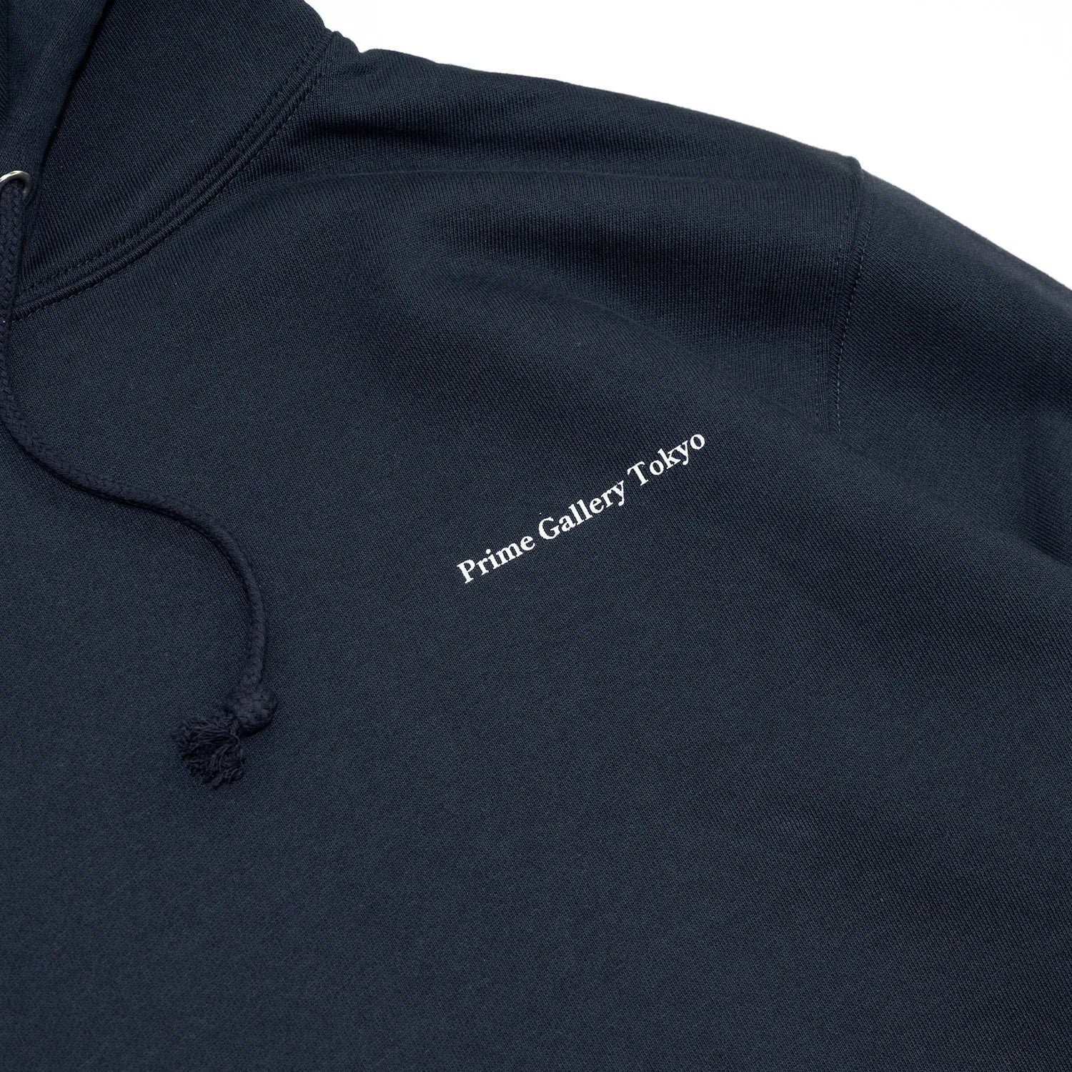 Primeのパーカー・フーディ「PRIME GALLERY BAR LOGO HOODY」のNAVYカラーの左胸のデザイン写真