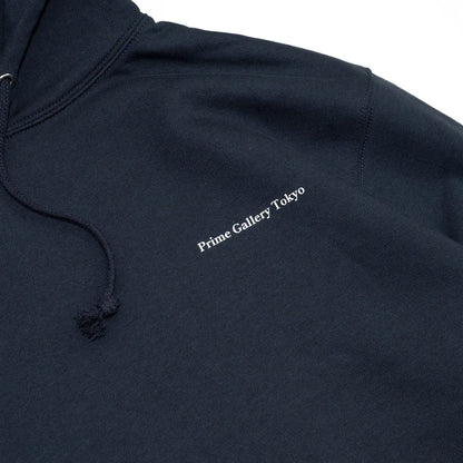 Primeのパーカー・フーディ「PRIME GALLERY BAR LOGO HOODY」のNAVYカラーの左胸のデザイン写真