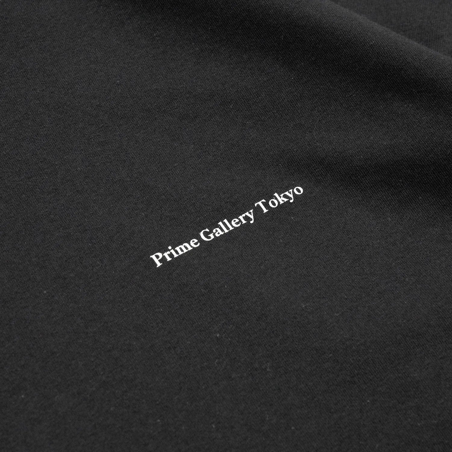 PrimeのロングスリーブTシャツ「PRIME GALLERY LOGO L/S TEE」のBLACKカラーの左胸のデザイン写真