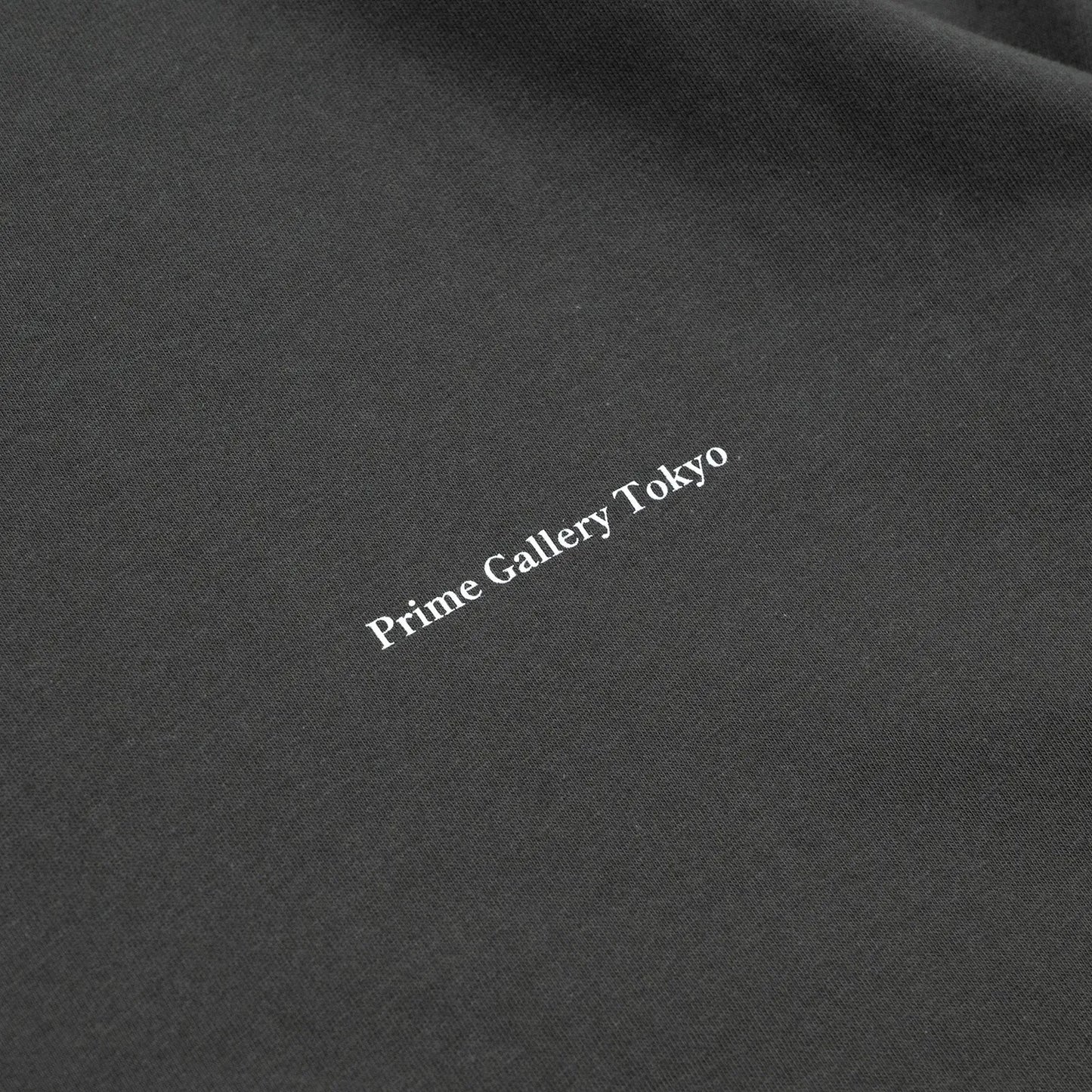 PrimeのロングスリーブTシャツ「PRIME GALLERY LOGO L/S TEE」のSUMI BLACKカラーの左胸のデザイン写真