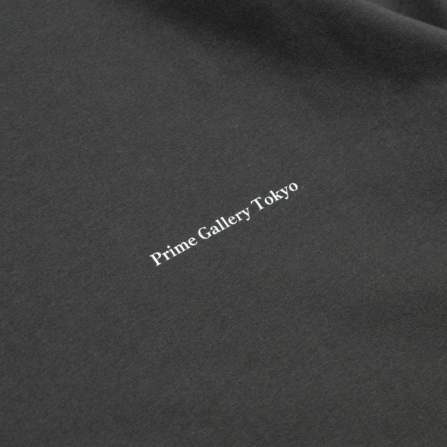 PrimeのロングスリーブTシャツ「PRIME GALLERY LOGO L/S TEE」のSUMI BLACKカラーの左胸のデザイン写真