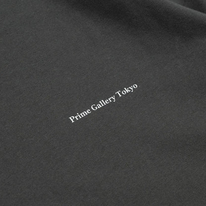 PrimeのロングスリーブTシャツ「PRIME GALLERY LOGO L/S TEE」のSUMI BLACKカラーの左胸のデザイン写真