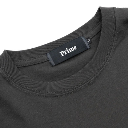 PrimeのロングスリーブTシャツ「PRIME GALLERY LOGO L/S TEE」のSUMI BLACKカラーの襟裏のブランドタグ
