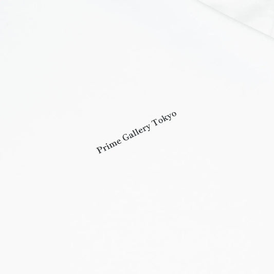 PrimeのロングスリーブTシャツ「PRIME GALLERY LOGO L/S TEE」のWHITEカラーの左胸のデザイン写真