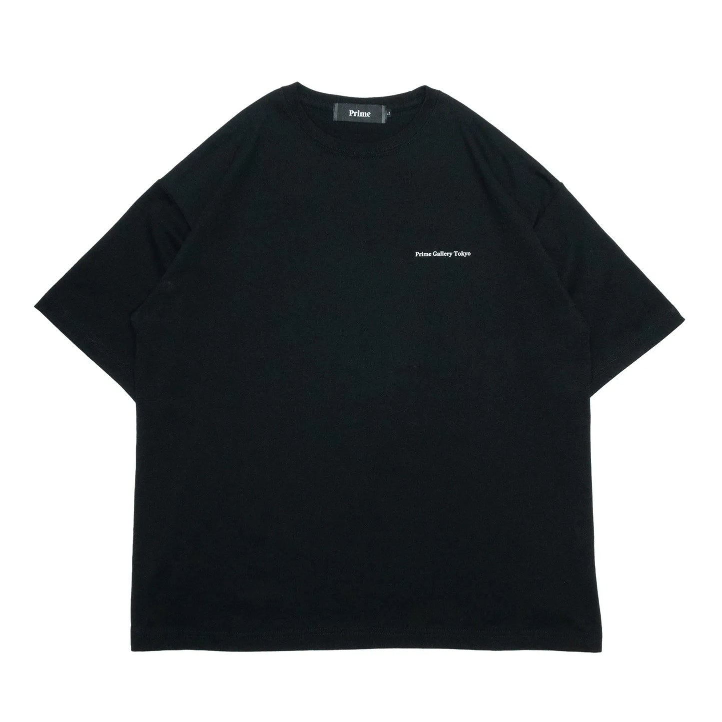 左胸にデザインがプリントされたPrimeのBlackカラーのTシャツ「Gallary Logo Tee」の正面からの商品写真