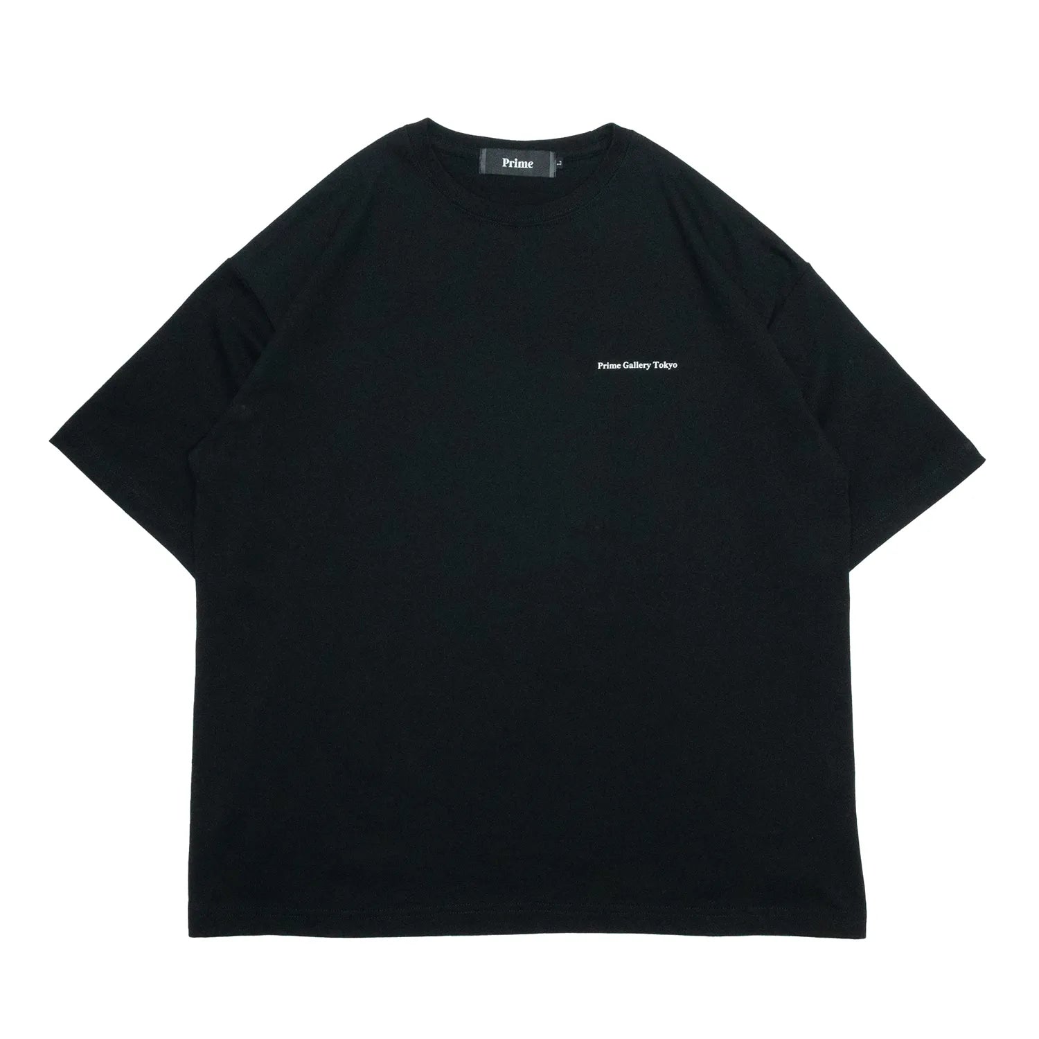 左胸にデザインがプリントされたPrimeのBlackカラーのTシャツ「Gallary Logo Tee」の正面からの商品写真
