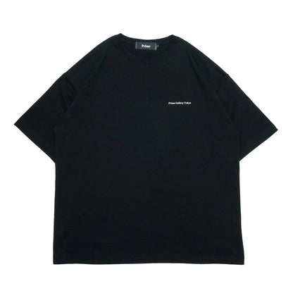 左胸にデザインがプリントされたPrimeのBlackカラーのTシャツ「Gallary Logo Tee」の正面からの商品写真