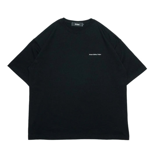 左胸にデザインがプリントされたPrimeのBlackカラーのTシャツ「Gallary Logo Tee」の正面からの商品写真
