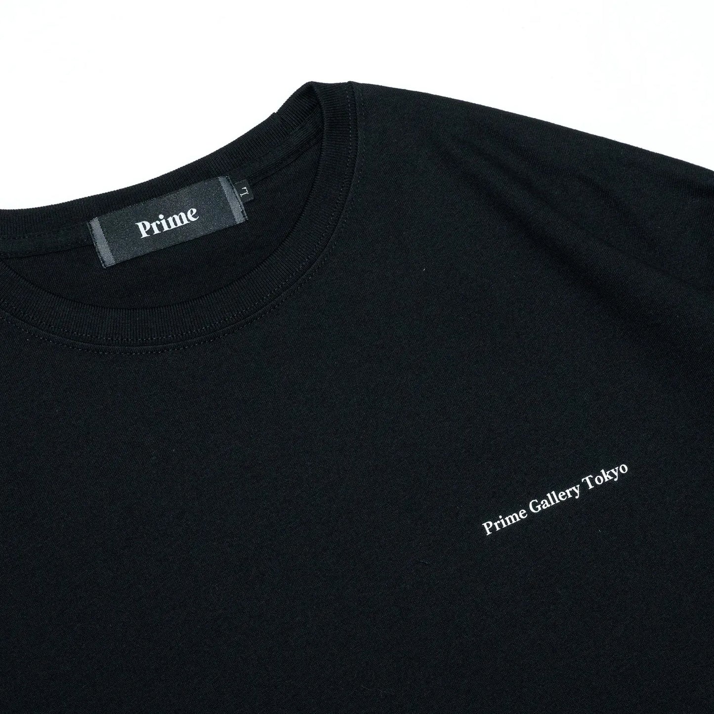 PrimeのBlackカラーのTシャツ「Gallary Logo Tee」の襟元の写真