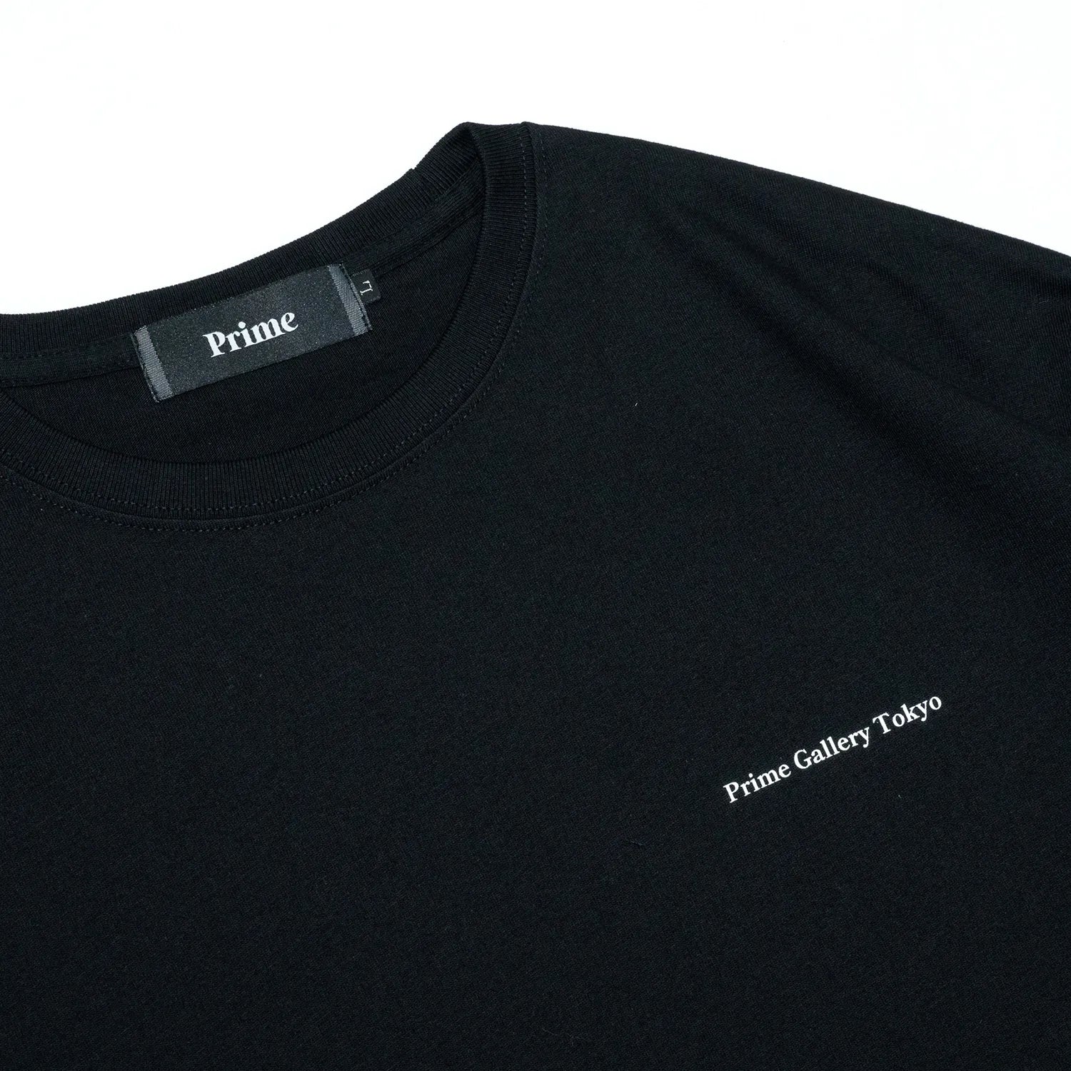 PrimeのBlackカラーのTシャツ「Gallary Logo Tee」の襟元の写真