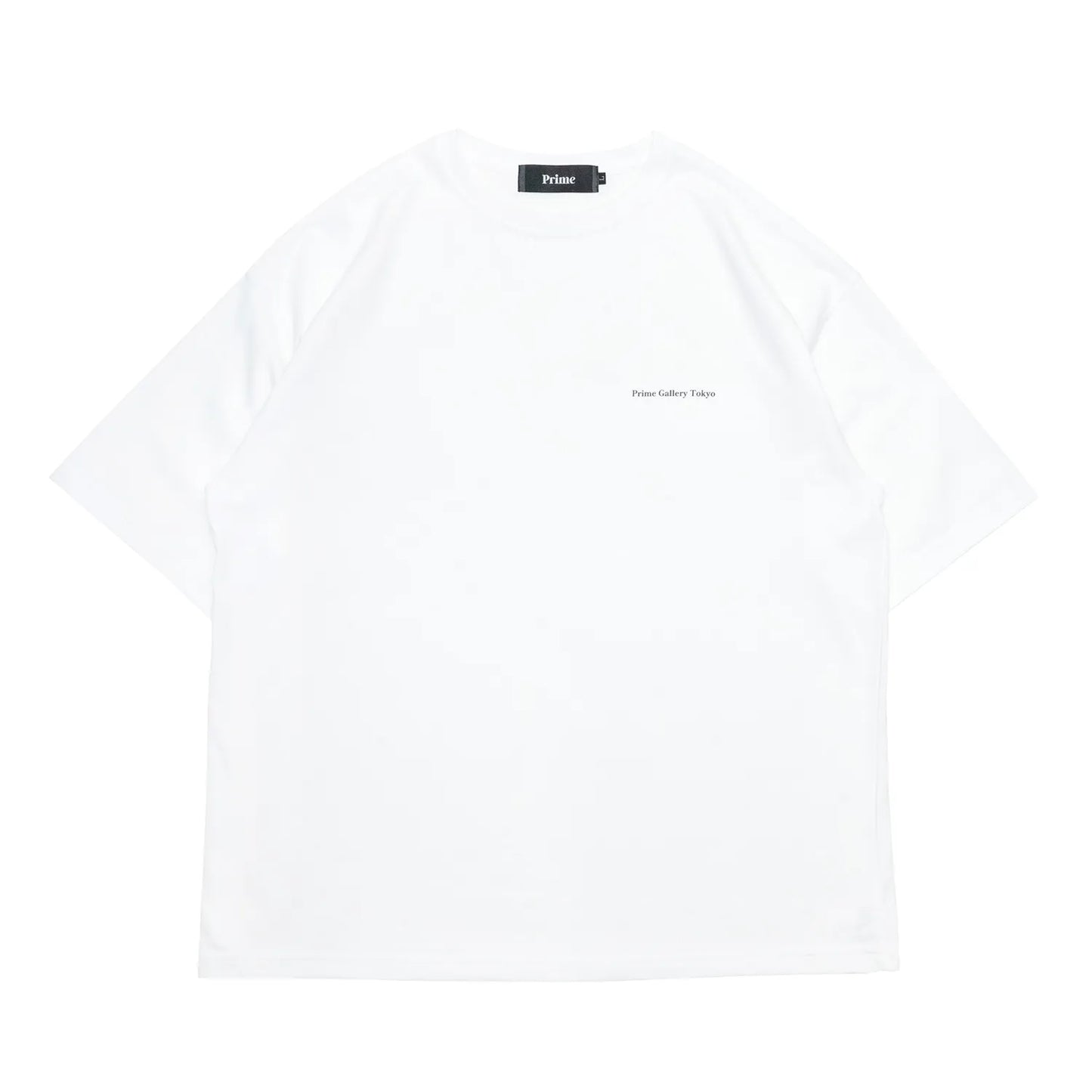 左胸にデザインがプリントされたPrimeのWhiteカラーのTシャツ「Gallary Logo Tee」の正面からの商品写真