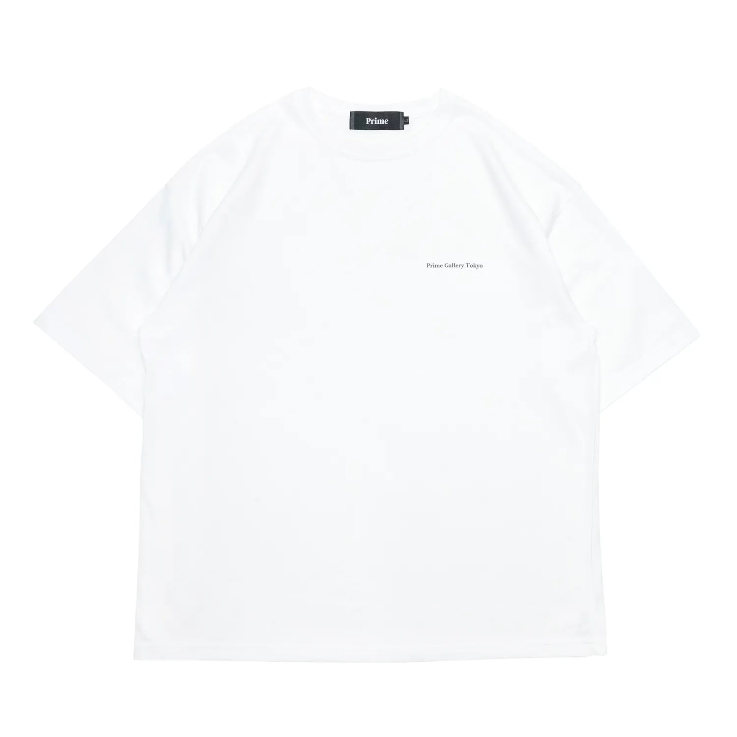左胸にデザインがプリントされたPrimeのWhiteカラーのTシャツ「Gallary Logo Tee」の正面からの商品写真