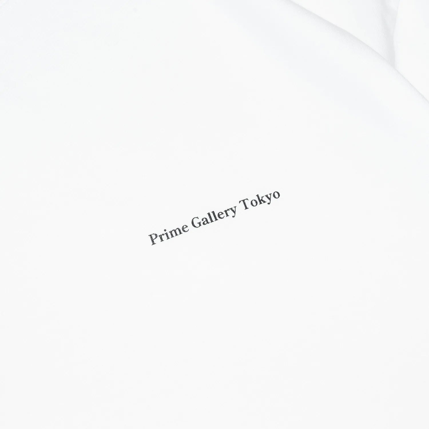 PrimeのWhiteカラーのTシャツ「Gallary Logo Tee」の左胸のデザイン写真