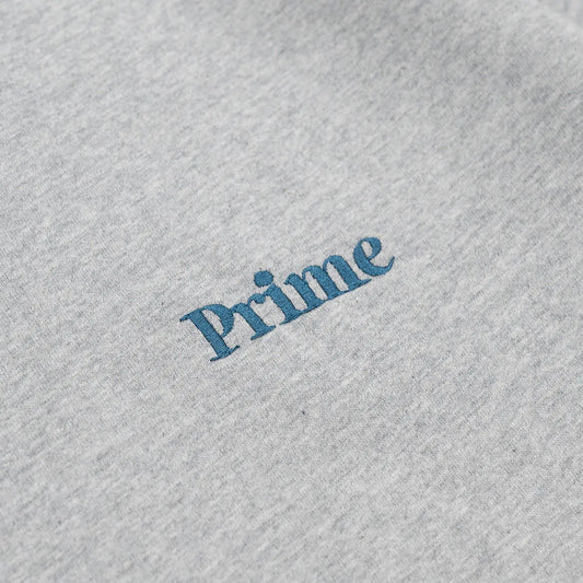 Primeの定番ロゴTシャツ「Prime OG LOGO EMB Tシャツ」のASHカラーの左胸刺繍デザイン写真