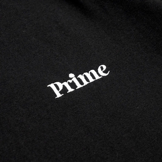 Primeの定番ロゴTシャツ「Prime OG LOGO EMB Tシャツ」のBLACKカラーの左胸刺繍デザイン写真