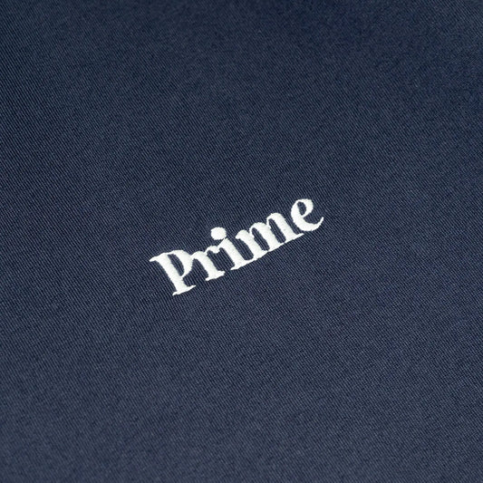 Primeの定番ロゴTシャツ「Prime OG LOGO EMB Tシャツ」のNAVYカラーの左胸刺繍デザイン写真