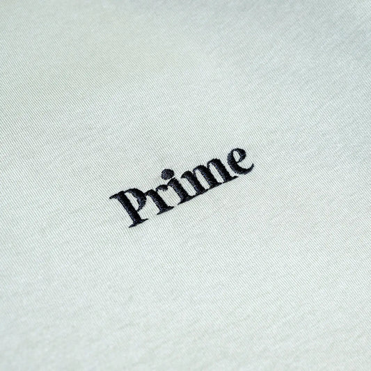 Primeの定番ロゴTシャツ「Prime OG LOGO EMB Tシャツ」のSAGEカラーの右胸刺繍デザイン写真