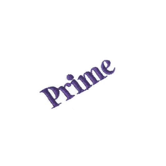 Primeの定番ロゴTシャツ「Prime OG LOGO EMB Tシャツ」のWHITEカラーの左胸刺繍デザイン写真