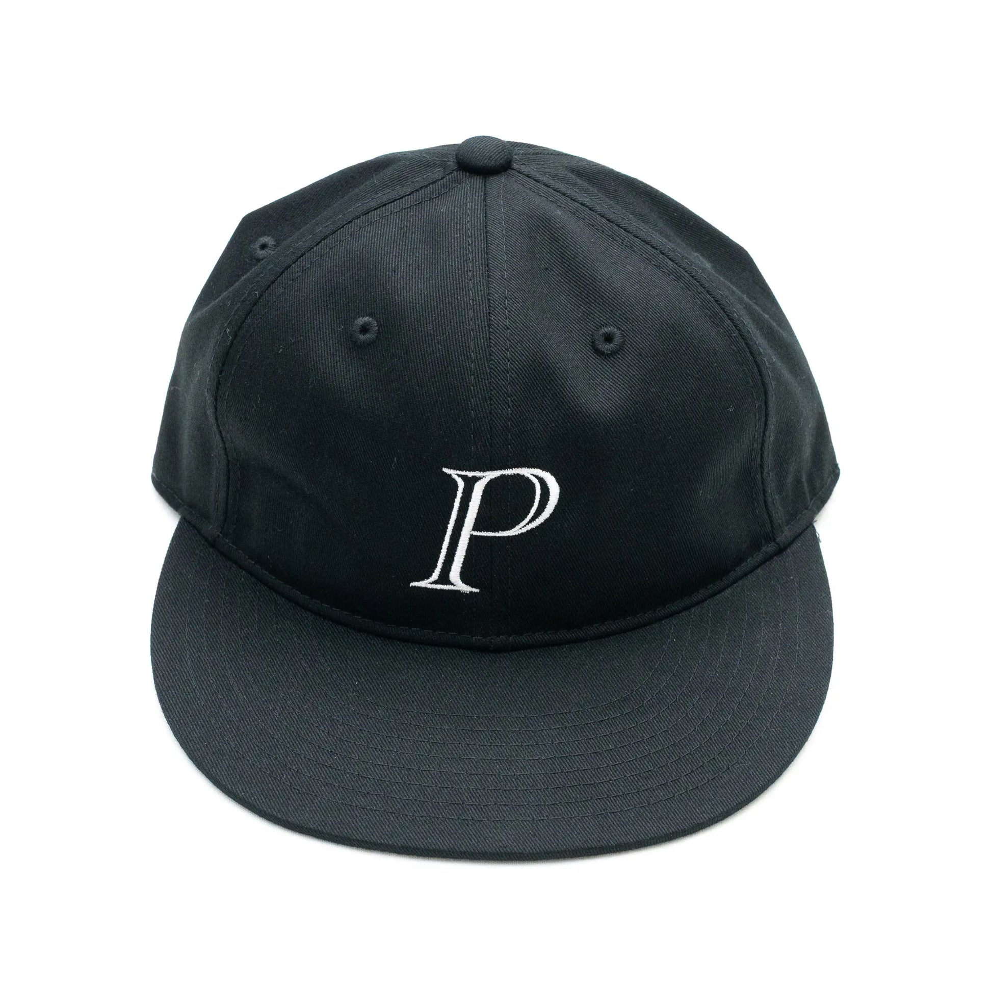 PRIMEのフロントにデザインが刺繍で入る６パネルキャップ「P LOGO 6PANEL CAP」のBLACKカラーの正面からの商品写真