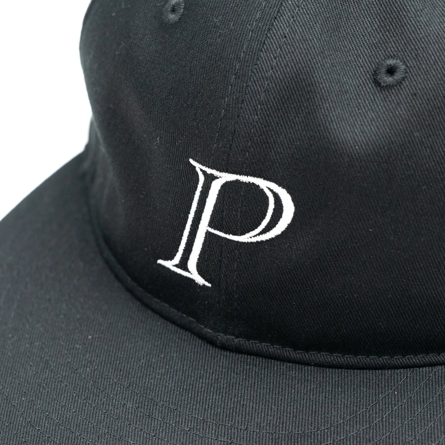 PRIMEのフロントにデザインが刺繍で入る６パネルキャップ「P LOGO 6PANEL CAP」のBLACKカラーの正面のデザイン写真