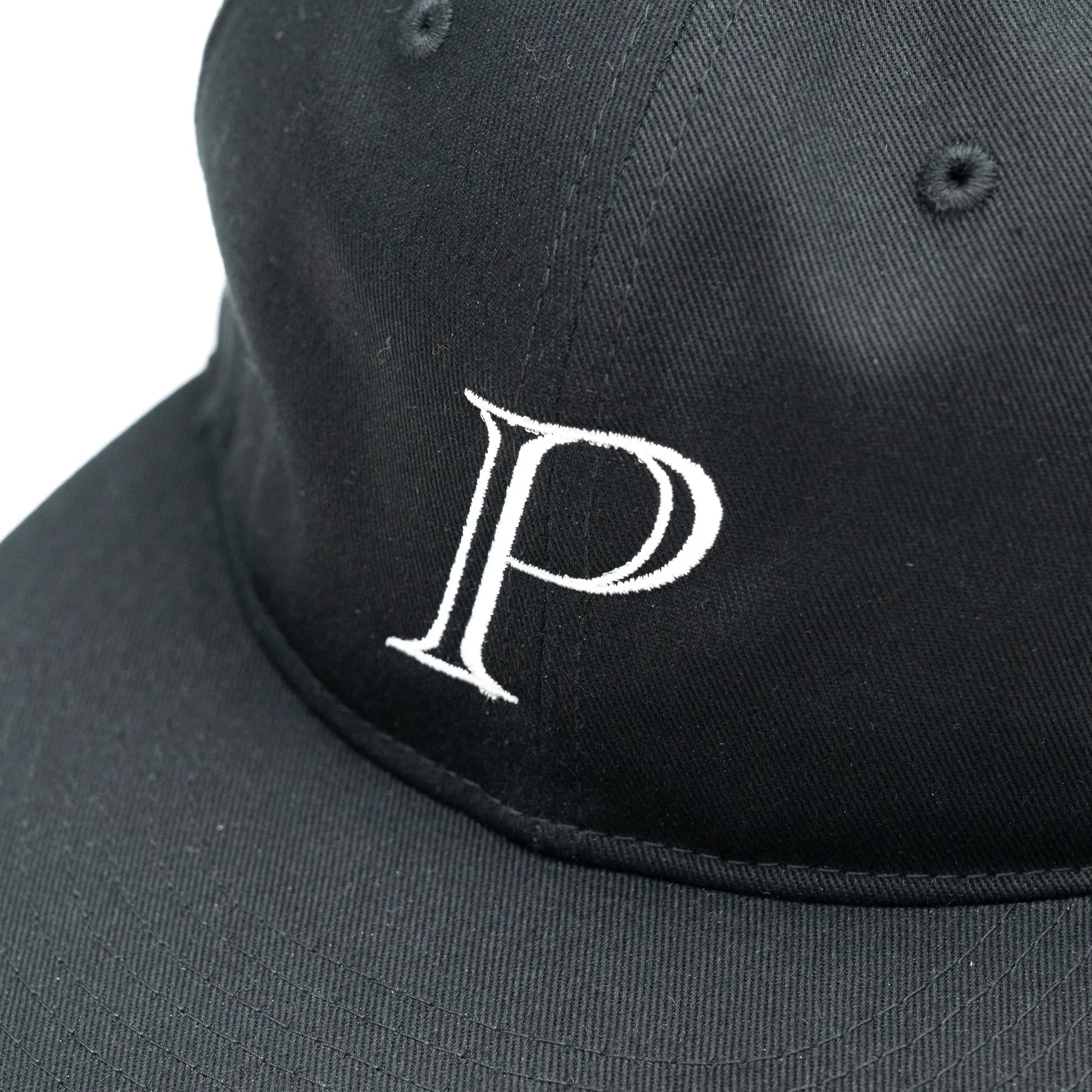 PRIMEのフロントにデザインが刺繍で入る６パネルキャップ「P LOGO 6PANEL CAP」のBLACKカラーの正面のデザイン写真