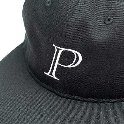 PRIMEのフロントにデザインが刺繍で入る６パネルキャップ「P LOGO 6PANEL CAP」のBLACKカラーの正面のデザイン写真
