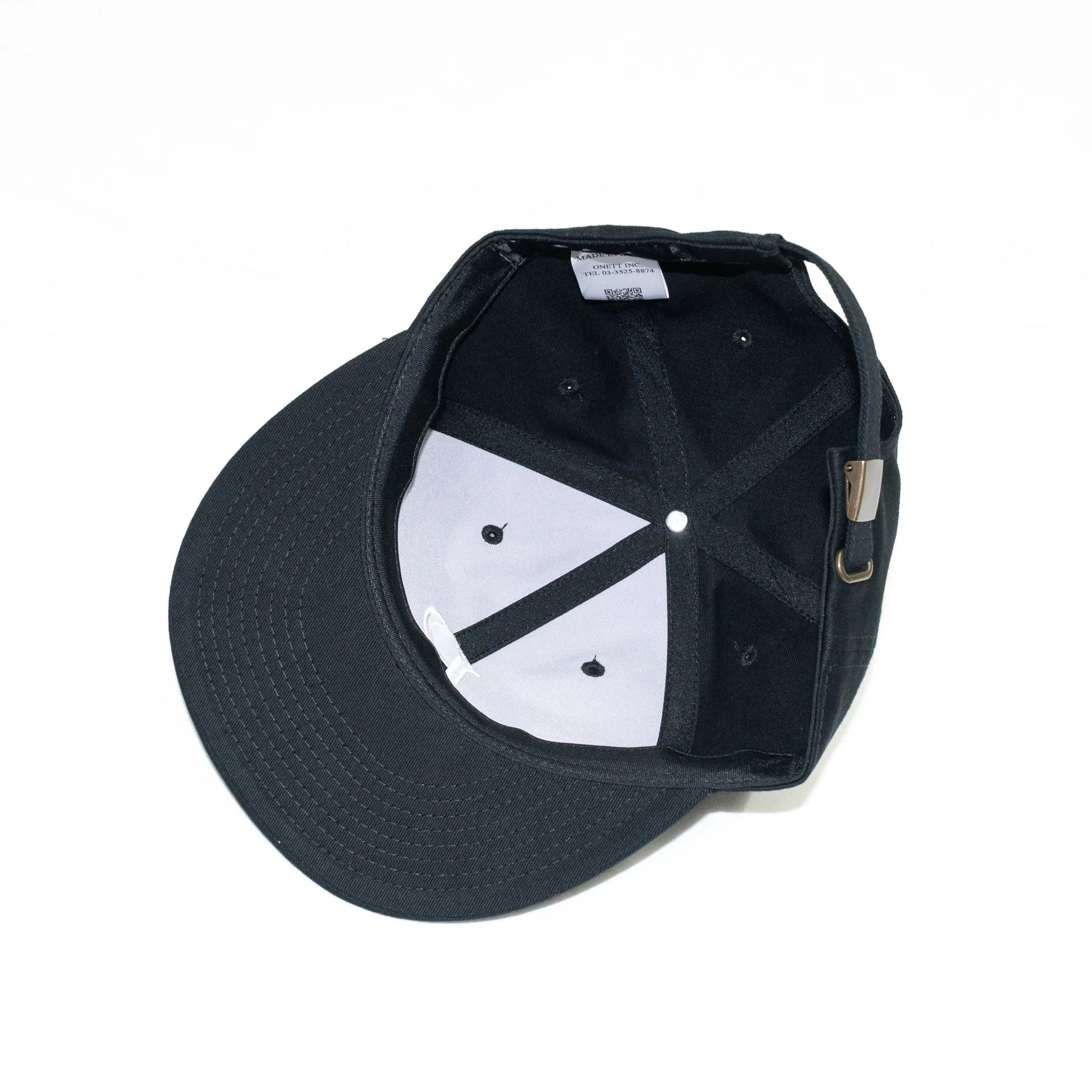 PRIMEのフロントにデザインが刺繍で入る６パネルキャップ「P LOGO 6PANEL CAP」のBLACKカラーの被り口の写真