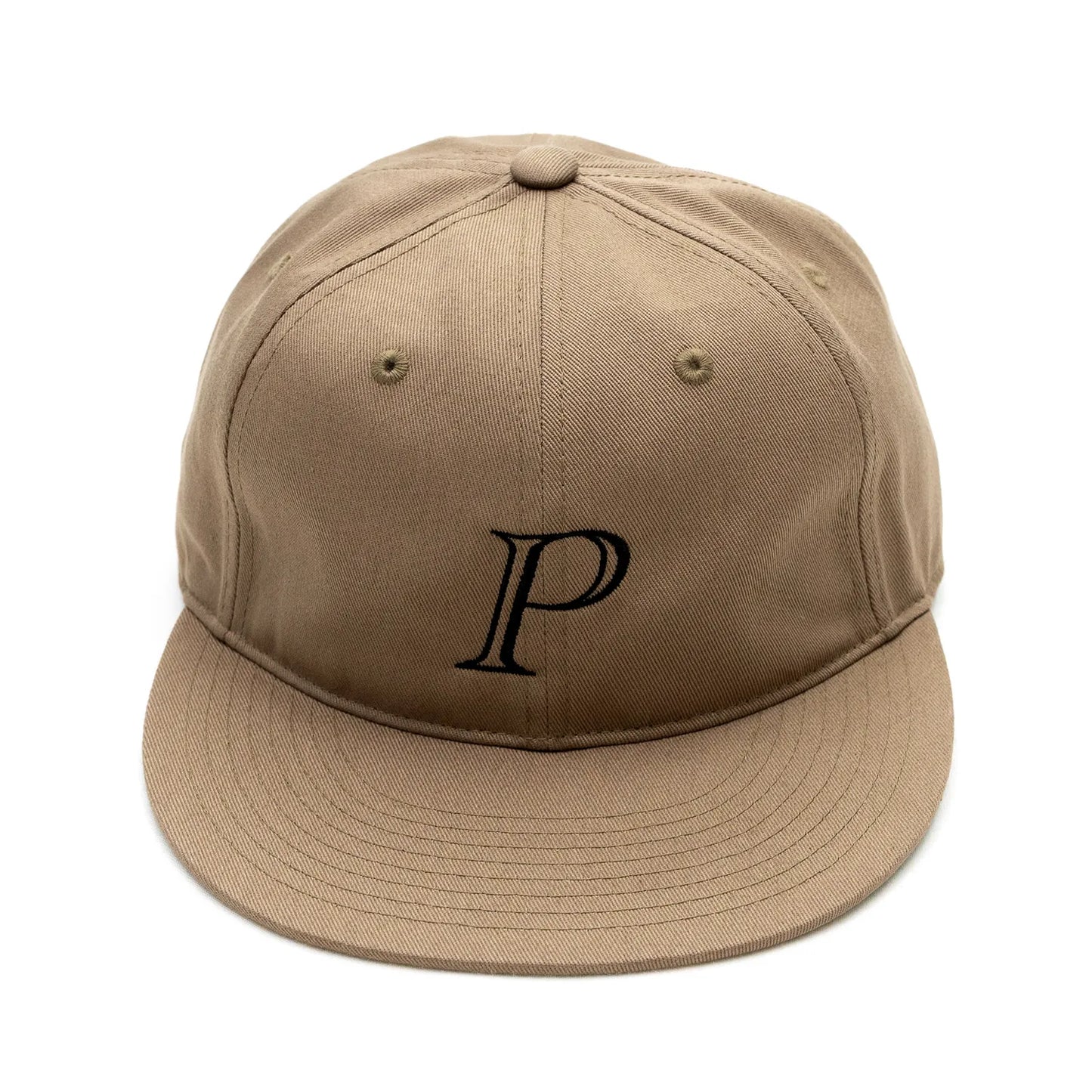 Primeの「P LOGO」がフロントに刺繍された6パネルキャップ「P LOGO 6PANEL CAP」のKAHKIカラーの正面からの商品写真