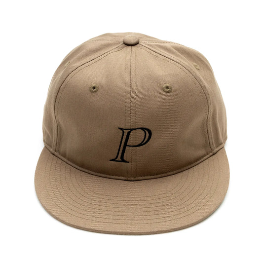 Primeの「P LOGO」がフロントに刺繍された6パネルキャップ「P LOGO 6PANEL CAP」のKAHKIカラーの正面からの商品写真