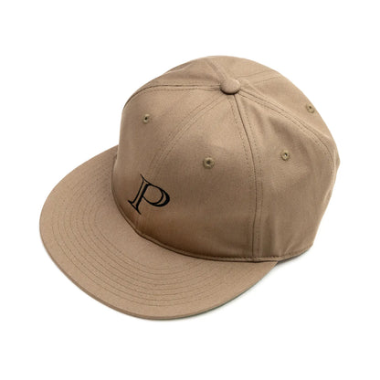 Primeの「P LOGO」がフロントに刺繍された6パネルキャップ「P LOGO 6PANEL CAP」のKAHKIカラーの斜め左からの商品写真
