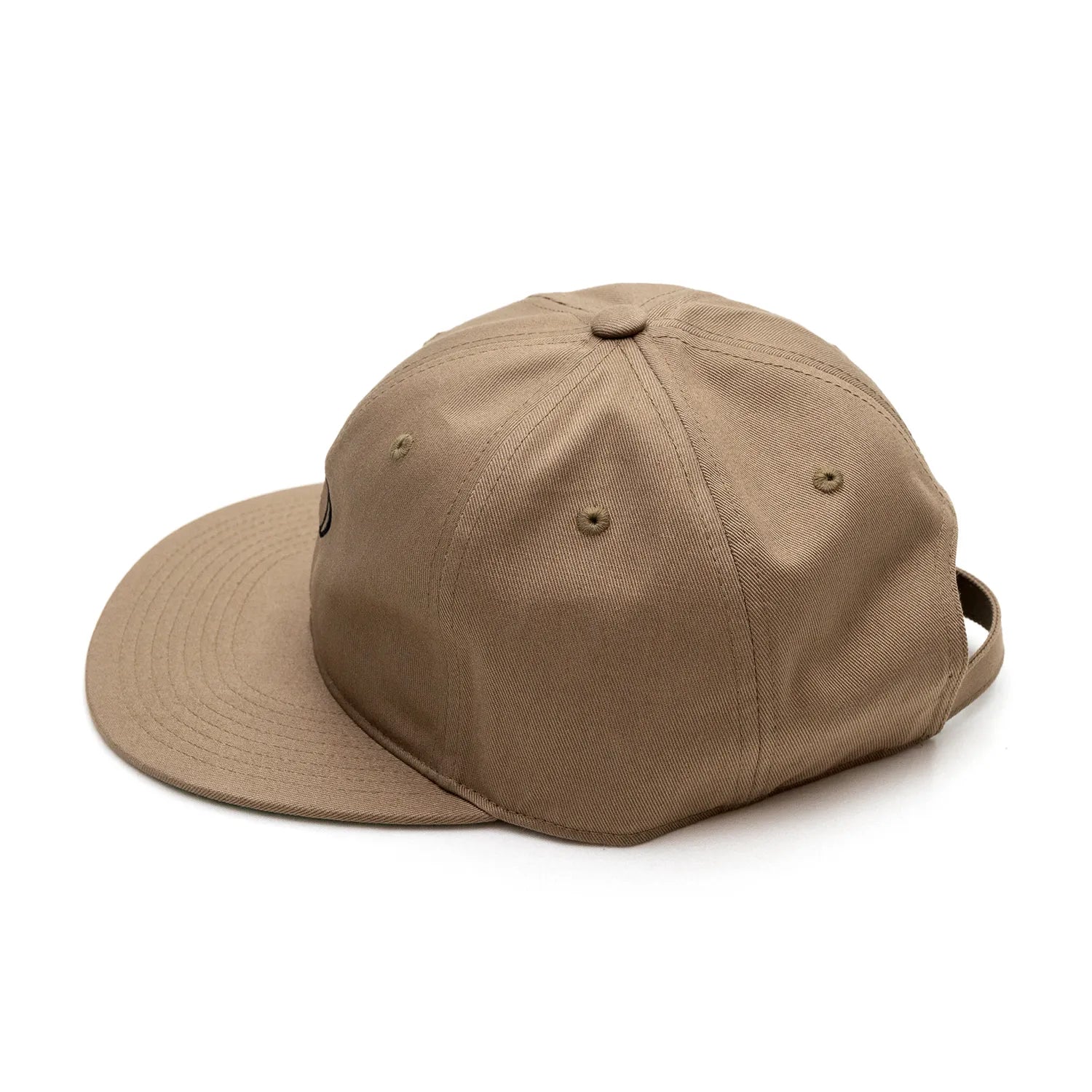 Primeの「P LOGO」がフロントに刺繍された6パネルキャップ「P LOGO 6PANEL CAP」のKAHKIカラーの側面からの商品写真