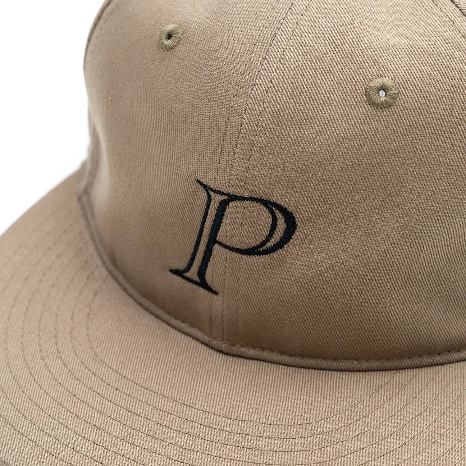 Primeの「P LOGO」がフロントに刺繍された6パネルキャップ「P LOGO 6PANEL CAP」のKAHKIカラーのフロントデザインの写真