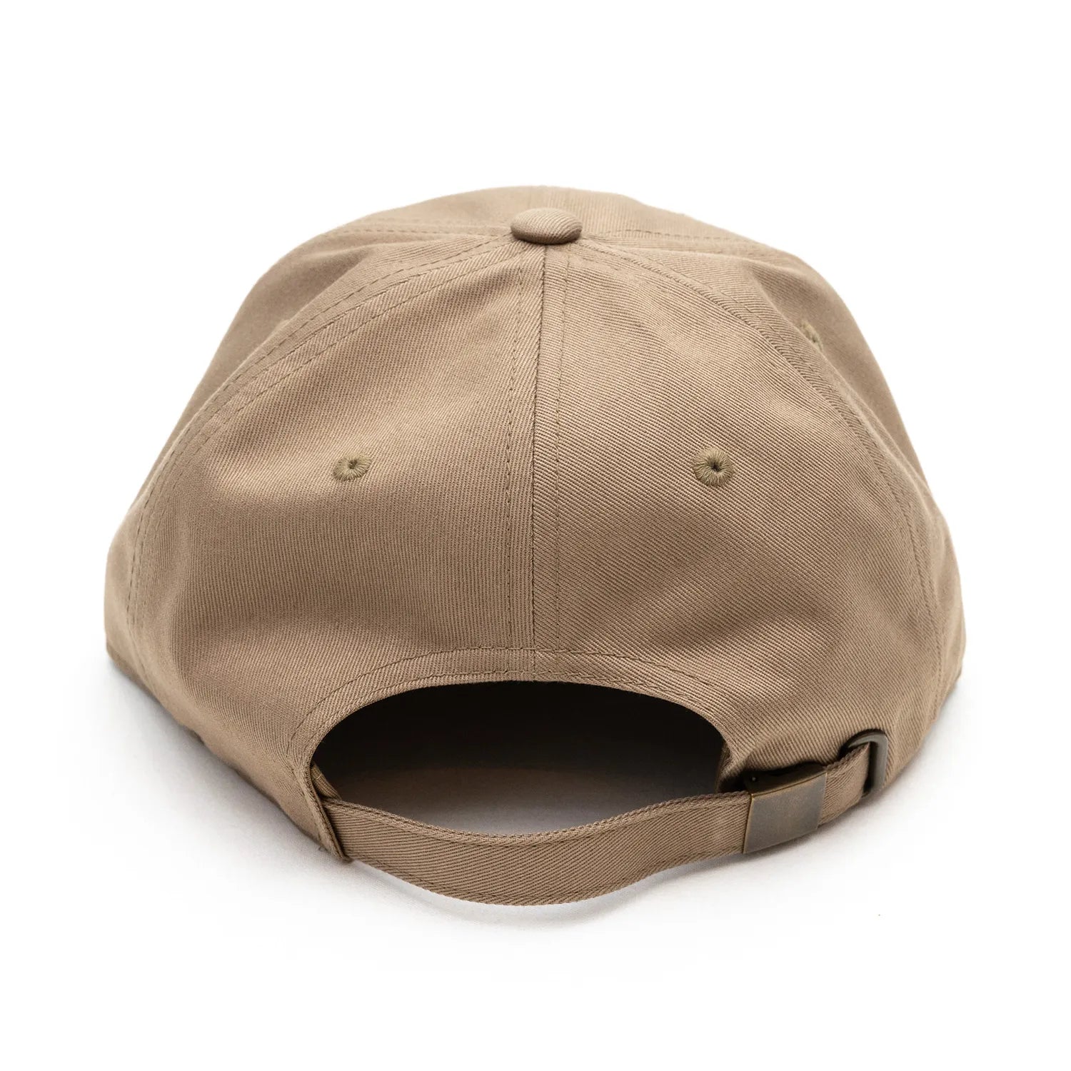 Primeの「P LOGO」がフロントに刺繍された6パネルキャップ「P LOGO 6PANEL CAP」のKAHKIカラーの背面からの商品写真