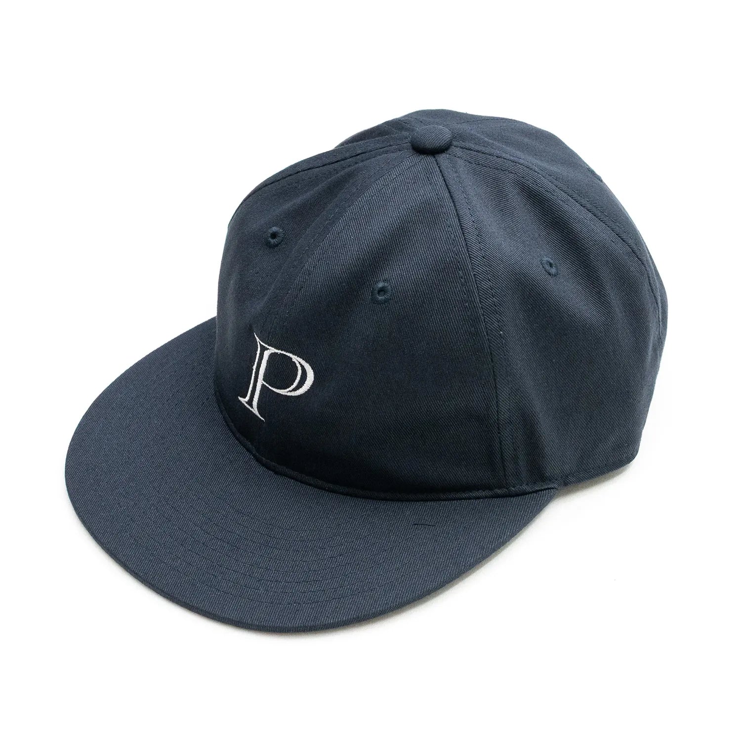 Primeの「P LOGO」がフロントに刺繍された6パネルキャップ「P LOGO 6PANEL CAP」のNAVYカラーの斜め左からの商品写真