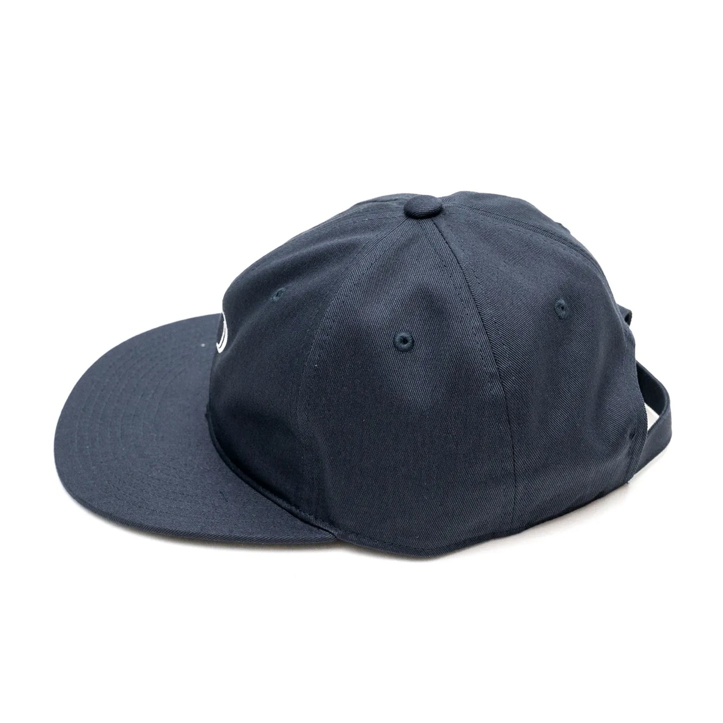 Primeの「P LOGO」がフロントに刺繍された6パネルキャップ「P LOGO 6PANEL CAP」のNAVYカラーの側面からの商品写真