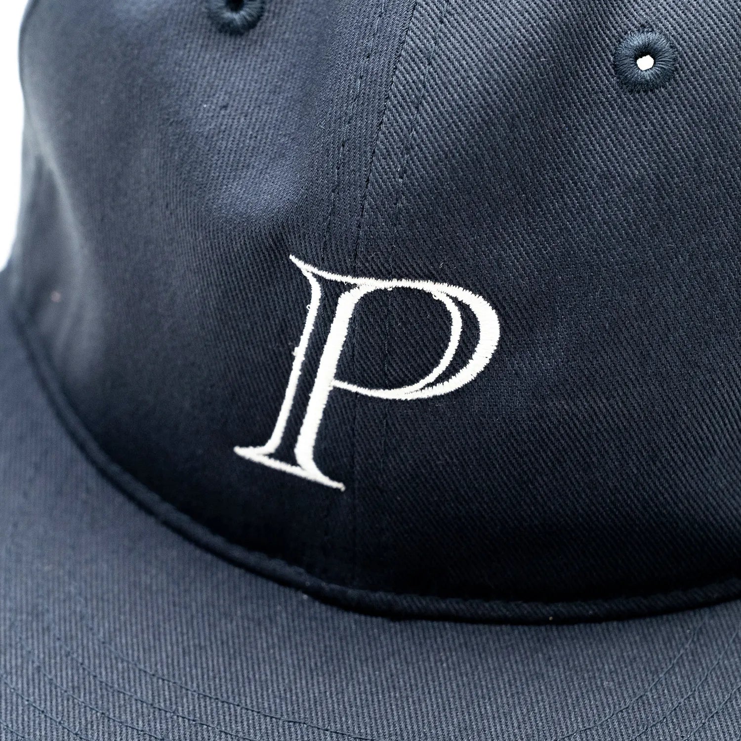 Primeの「P LOGO」がフロントに刺繍された6パネルキャップ「P LOGO 6PANEL CAP」のNAVYカラーのフロントデザインの写真