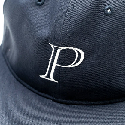Primeの「P LOGO」がフロントに刺繍された6パネルキャップ「P LOGO 6PANEL CAP」のNAVYカラーのフロントデザインの写真
