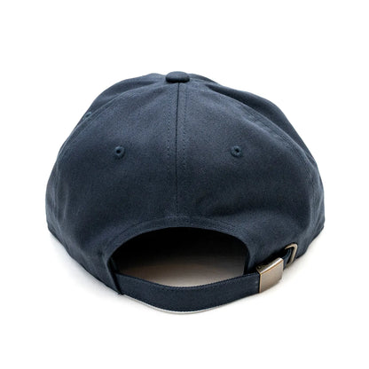 Primeの「P LOGO」がフロントに刺繍された6パネルキャップ「P LOGO 6PANEL CAP」のNAVYカラーの背面からの商品写真