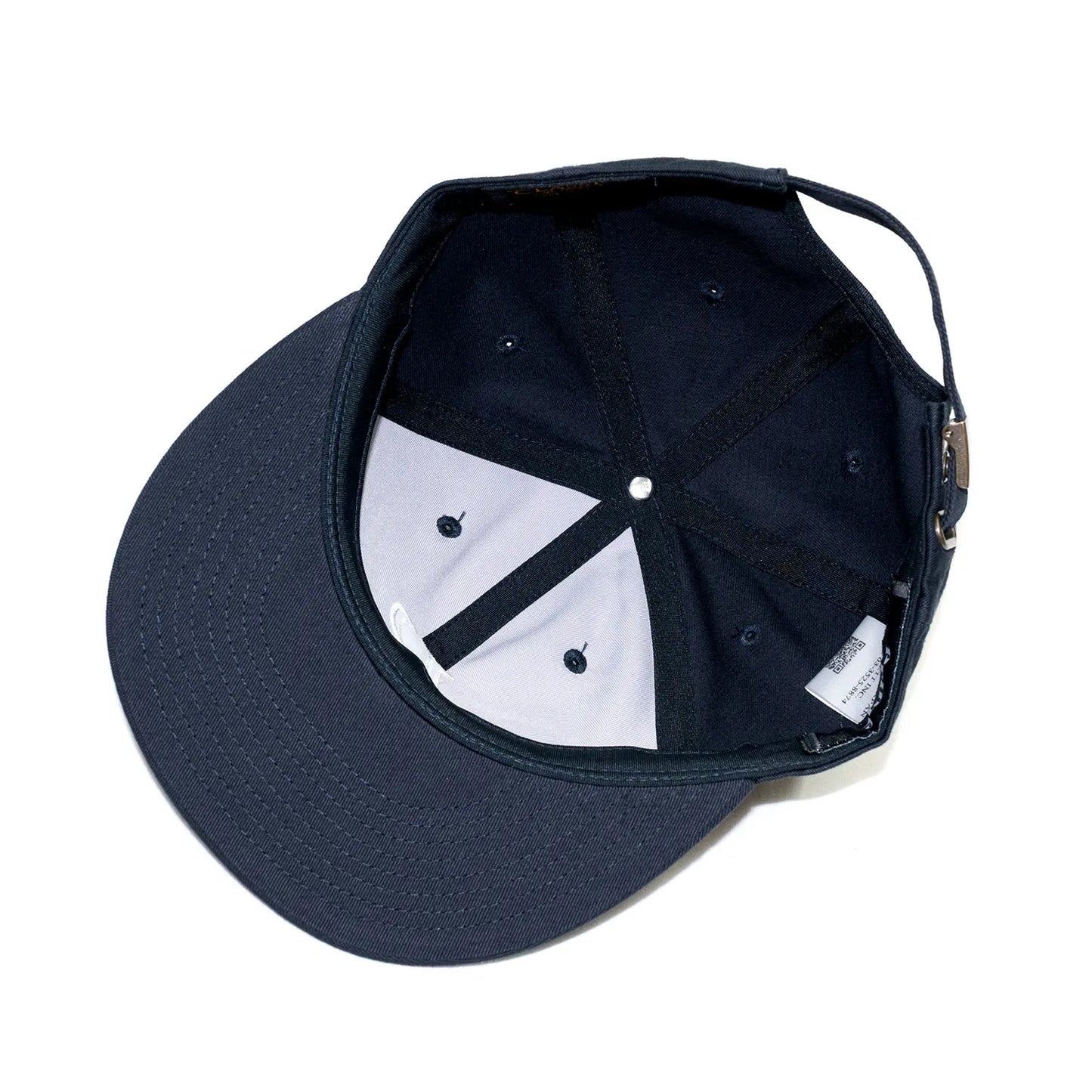 Primeの「P LOGO」がフロントに刺繍された6パネルキャップ「P LOGO 6PANEL CAP」のNAVYカラーの被り口の写真