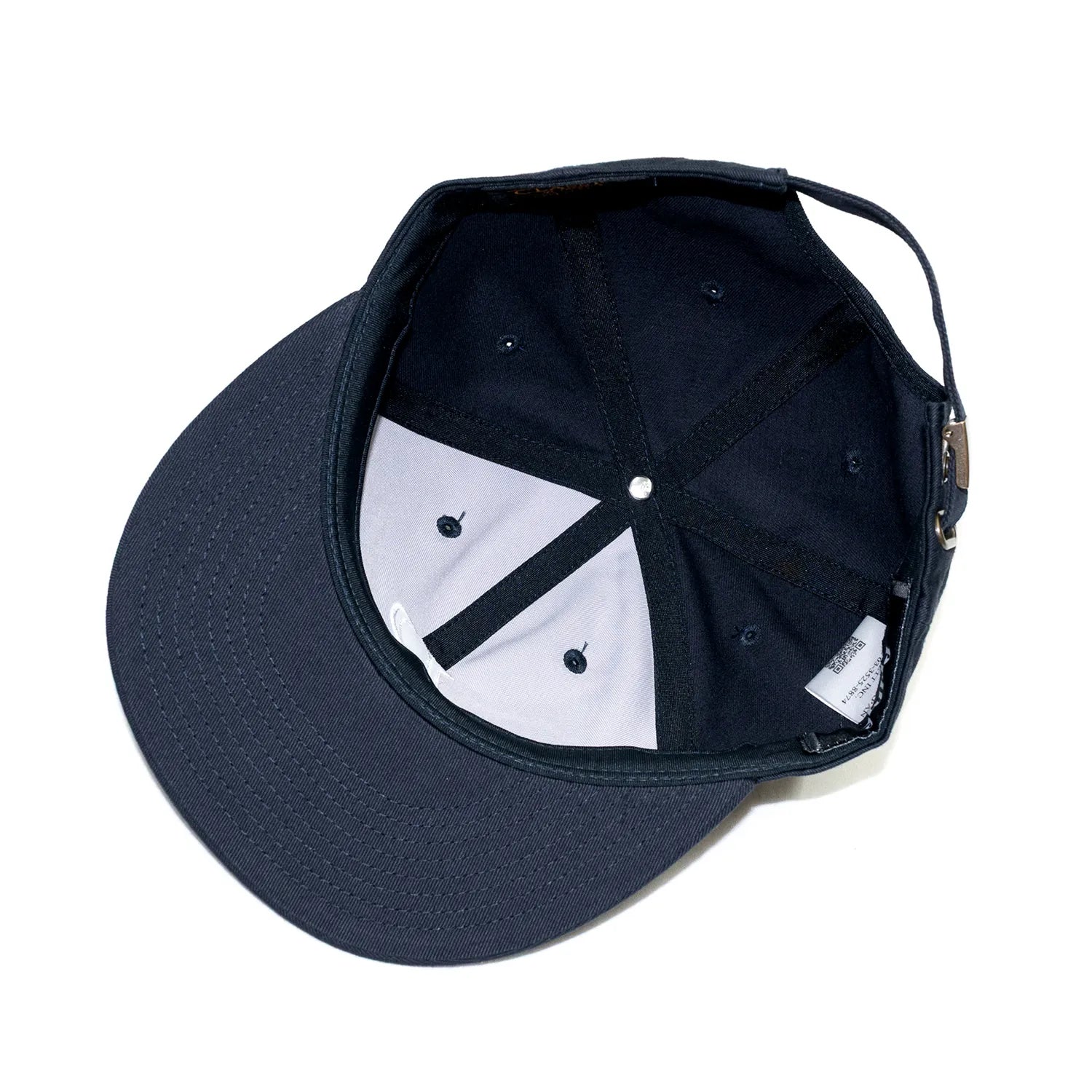 Primeの「P LOGO」がフロントに刺繍された6パネルキャップ「P LOGO 6PANEL CAP」のNAVYカラーの被り口の写真