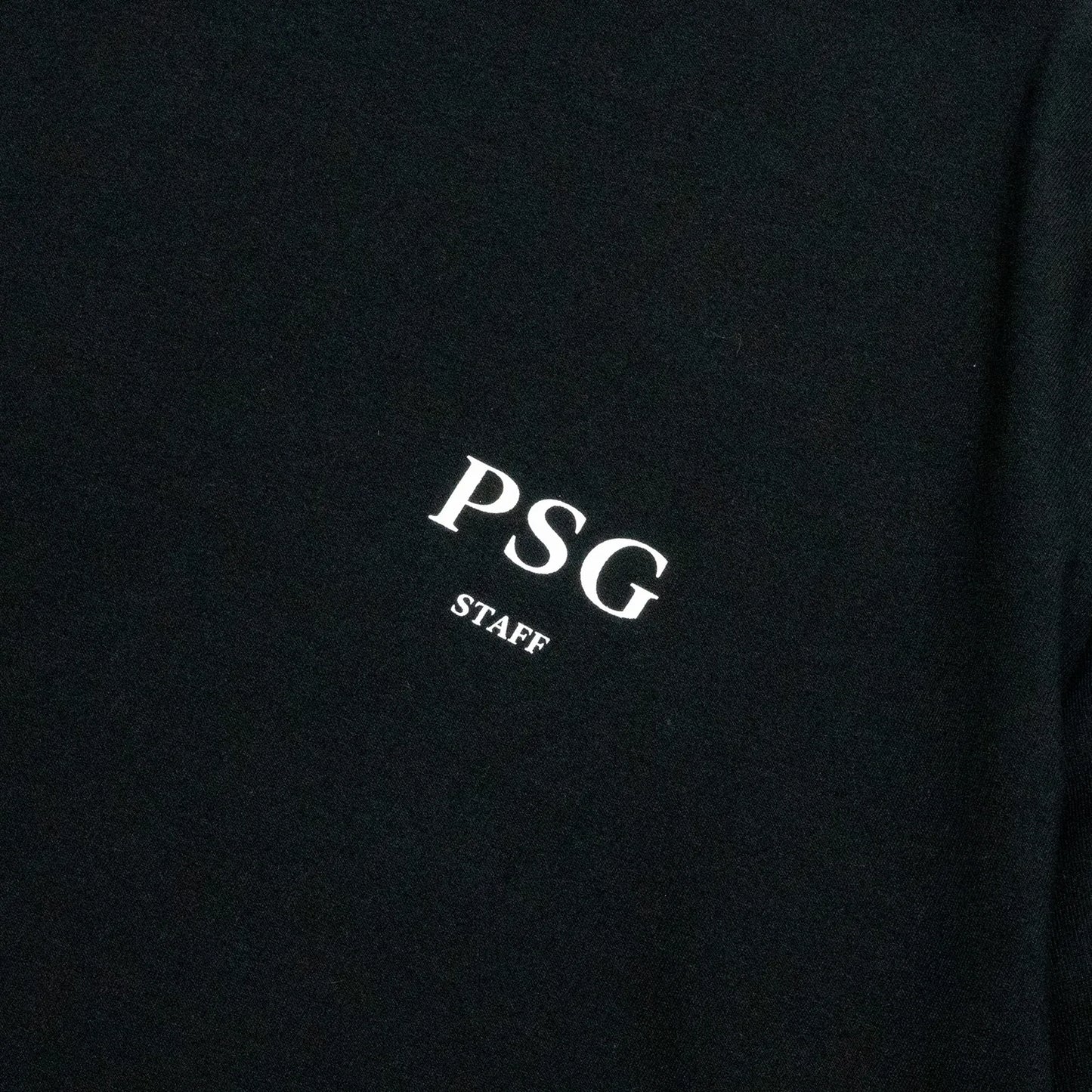 PrimeのスタッフTシャツ第三弾「PSG LOGO STAFF S/S TEE」のBLACKカラーの正面左胸のプリントデザイン写真