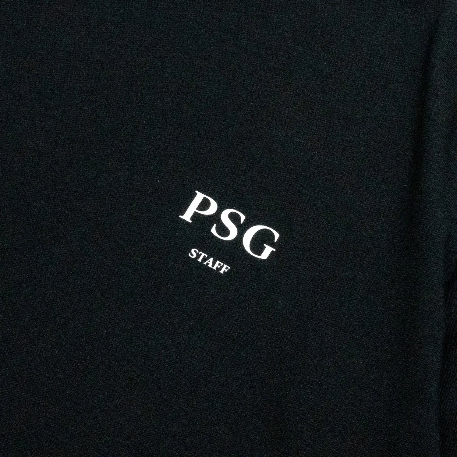 PrimeのスタッフTシャツ第三弾「PSG LOGO STAFF S/S TEE」のBLACKカラーの正面左胸のプリントデザイン写真