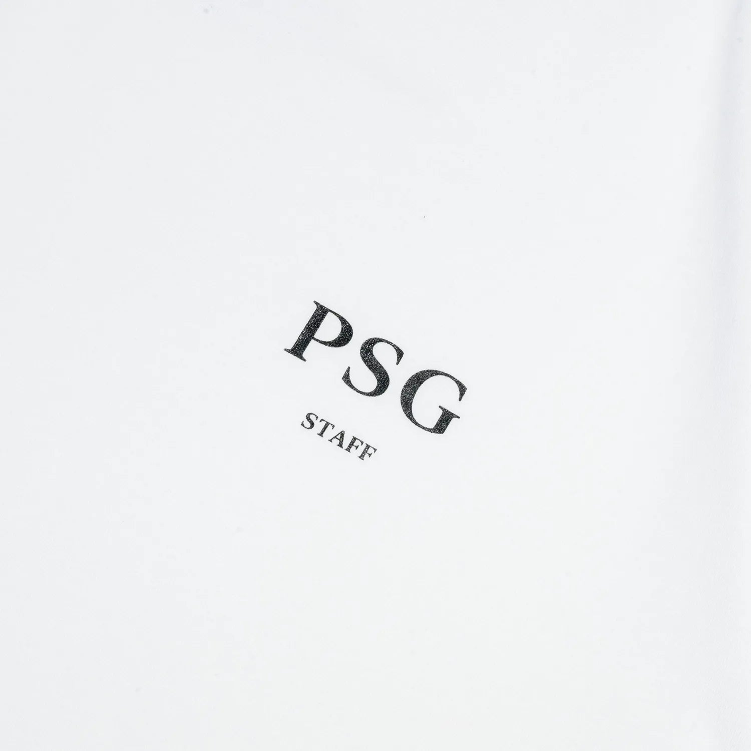 PrimeのスタッフTシャツ第三弾「PSG LOGO STAFF S/S TEE」のWHITEカラーの正面左胸のプリントデザイン写真