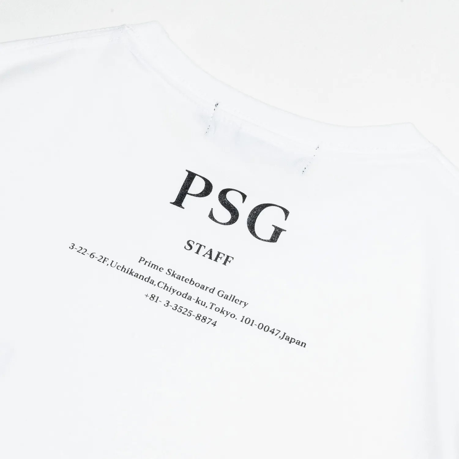 PrimeのスタッフTシャツ第三弾「PSG LOGO STAFF S/S TEE」のWHITEカラーの背面襟下のプリントデザイン写真